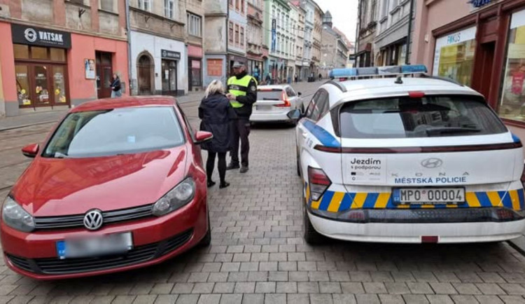 Osm stovek přestupků v pěší zóně od začátku roku. Je to marný, říkají s nadsázkou strážníci