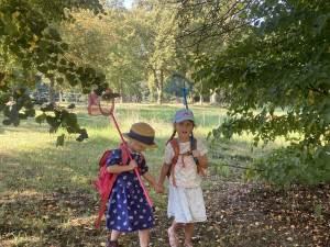 Lesní mateřská školka nad Berounkou přijímá nové děti, jezdí sem i rodiče z Plzně