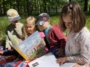 Lesní mateřská školka nad Berounkou přijímá nové děti, jezdí sem i rodiče z Plzně