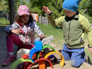 Lesní mateřská školka nad Berounkou přijímá nové děti, jezdí sem i rodiče z Plzně
