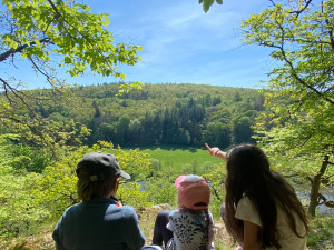 Lesní mateřská školka nad Berounkou přijímá nové děti, jezdí sem i rodiče z Plzně