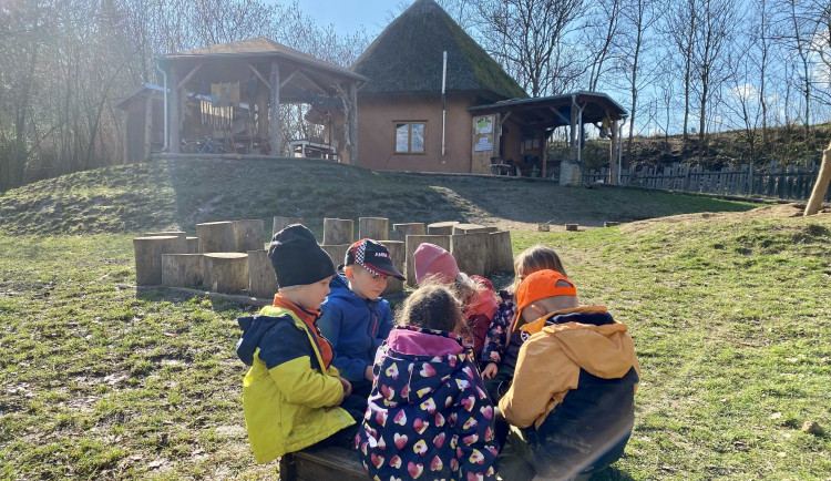 Lesní mateřská školka nad Berounkou přijímá nové děti, jezdí sem i rodiče z Plzně