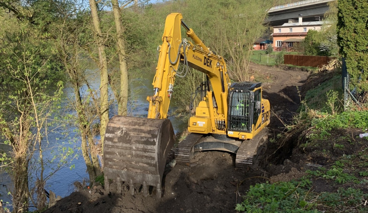 Na cyklostezce Ohře v Dalovicích na Karlovarsku začíná sanace nebezpečného svahu