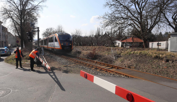 Řidička vjela na přejezd na červenou, pak ji uvěznily závory. Srážce zabránil pohotový strojvedoucí