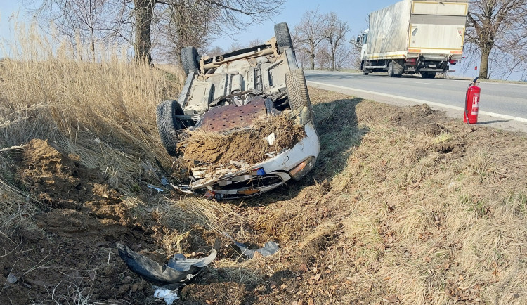 Nepovedené předjíždění. Na Žďársku se srazili dva řidiči, jeden utrpěl zranění
