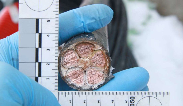 Za krádežemi jezdil taxíkem. Muž v Křelově a okolí ukradl kabely a další věci za čtvrt milionu