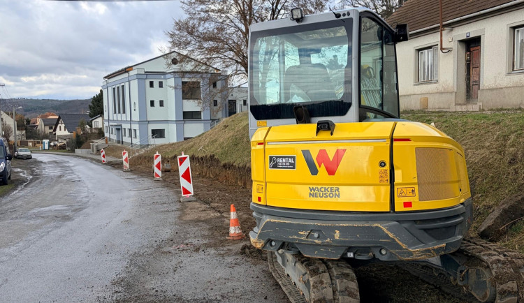 Obchvat Ptení se stavět nebude. Kraj místo toho opraví zdevastovaný průtah vesnicí