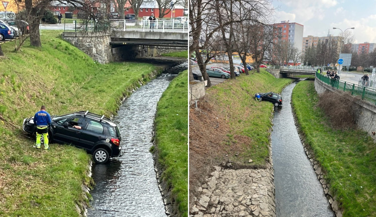 Místo dopředu vyrazil řidič dozadu. Auto se pak zřítilo z nábřeží do potoka