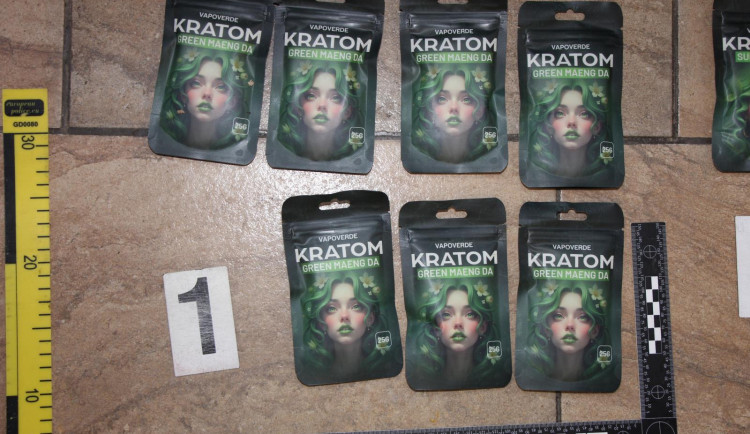 Kratom prodával bez licence. Muži hrozí až pět let vězení