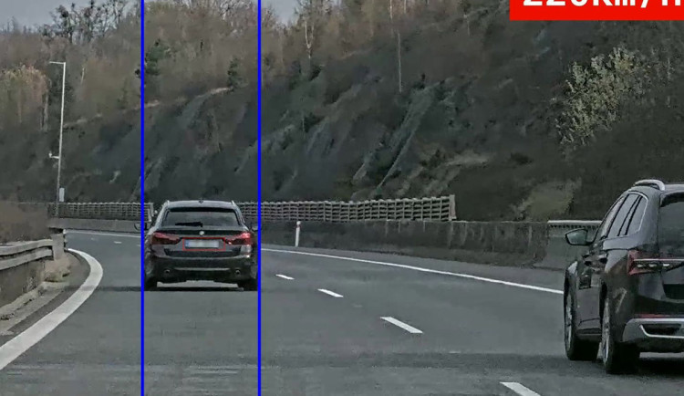Až rok a půl bez řidičáku. Muž v BMW svištěl po dálnici víc než dvoustovkou