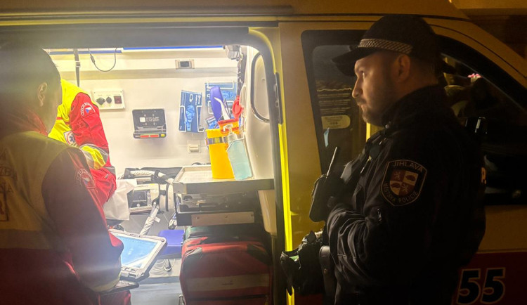 Chtěla si uprostřed noci objednat jídlo, byla ale zmatená. Seniorce pomohli strážníci