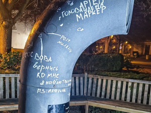 Takto byl Poesiomat počmáraný