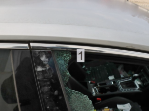 Zloděj se do auta dostal zrezlým zednickým kladívkem, odnesl si statisíce