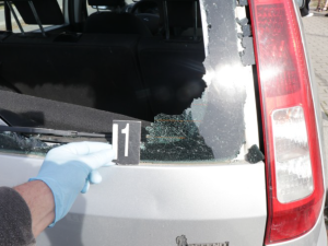 Zloděj se do auta dostal zrezlým zednickým kladívkem, odnesl si statisíce