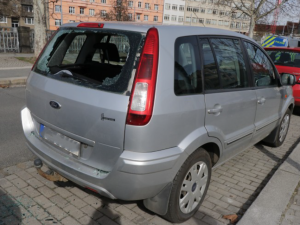 Zloděj se do auta dostal zrezlým zednickým kladívkem, odnesl si statisíce