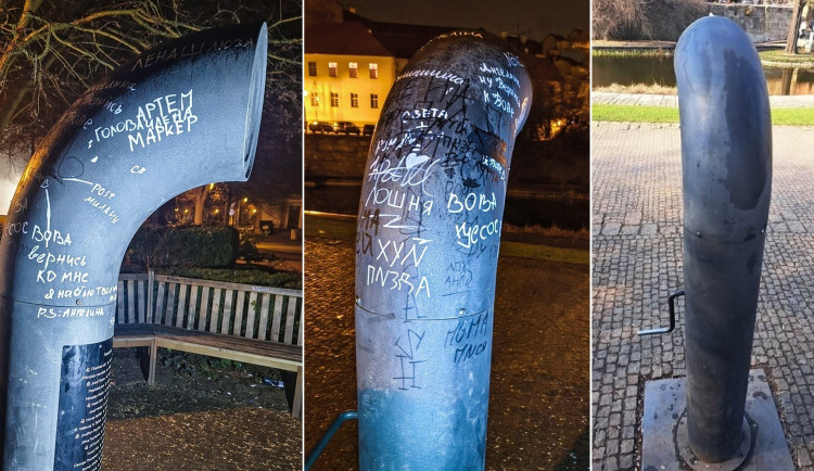 Poesiomat pomalovaný nápisy v azbuce už je čistý. Vyčistili ho Ital, Češi i Ukrajinci