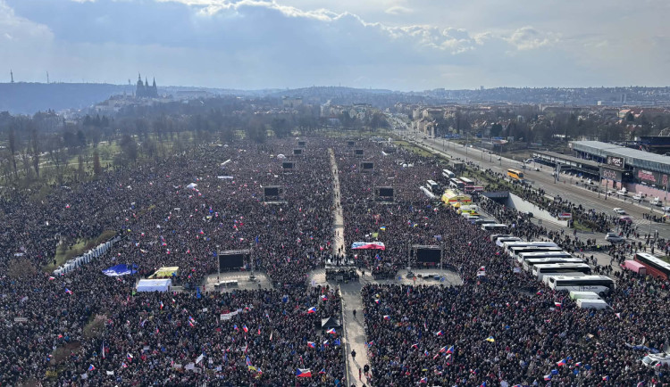 Protivládní demonstrace Milionu chvilek zaplnila Letnou, dorazily desítky tisíc lidí