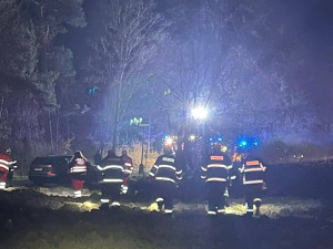 Podivná smrt motorkáře. Nejprve ujížděl před policisty, pak bezvládně plaval v rybníku