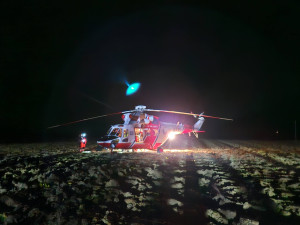 Podivná smrt motorkáře. Nejprve ujížděl před policisty, pak bezvládně plaval v rybníku