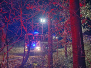 Podivná smrt motorkáře. Nejprve ujížděl před policisty, pak bezvládně plaval v rybníku