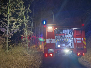 Podivná smrt motorkáře. Nejprve ujížděl před policisty, pak bezvládně plaval v rybníku