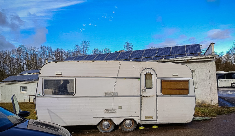 Mladá fenka přežívala zavřená v karavanu. Na nový a milující domov teď čeká v útulku