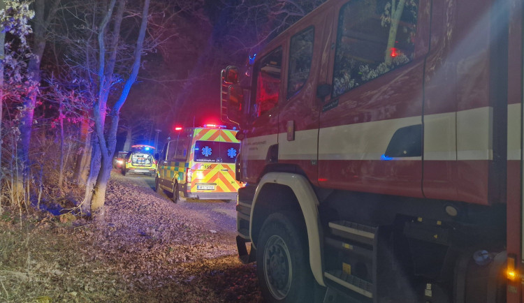 Podivná smrt motorkáře. Nejprve ujížděl před policisty, pak bezvládně plaval v rybníce