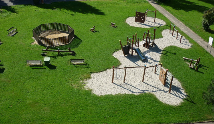 U prolejzaček se na dětském hřišti válely pornočasopisy. Nebuďte lhostejní, prosí veřejnost starosta