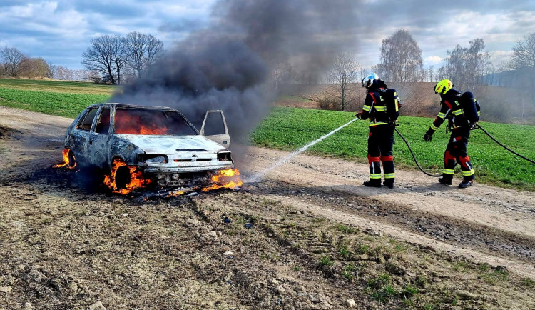 V Hrádku nad Václavicemi zasahovali hasiči u auta v plamenech, řidič vyvázl bez zranění