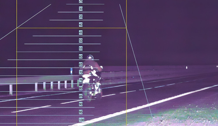 Jaroměřský obchvat jako závodní dráha. Motorkář bez papírů tu letěl skoro 200