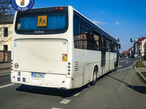 Strážníci odtlačili rozbitý autobus blokující velmi rušnou křižovatku. Zabránili tak kolapsu dopravy