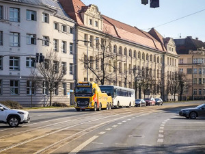 Strážníci odtlačili rozbitý autobus blokující velmi rušnou křižovatku. Zabránili tak kolapsu dopravy