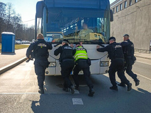 Strážníci odtlačili rozbitý autobus blokující velmi rušnou křižovatku. Zabránili tak kolapsu dopravy