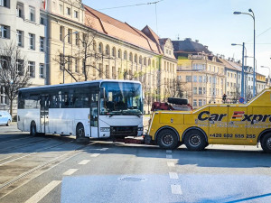 Strážníci odtlačili rozbitý autobus blokující velmi rušnou křižovatku. Zabránili tak kolapsu dopravy