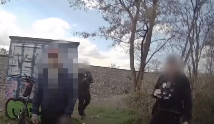 Hledaný muž se projížděl na elektrokoloběžce po chodníku. Strážníkům neujel