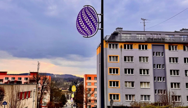 Veselé Velikonoce. Vratislavice nad Nisou vyzdobily ulice obřími barevnými kraslicemi