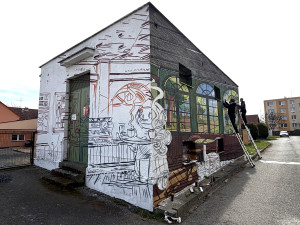 Tato stěna trafostanice s robotickou servírkou se teprve bude vybarvovat