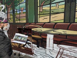 Na trafostanici vytvořili umělci kavárnu s výhledem do přírody a robotickou servírkou