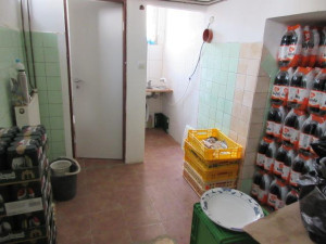 Myší trus na bochnících chleba i živí hlodavci, sklad večerky inspekce uzavřela