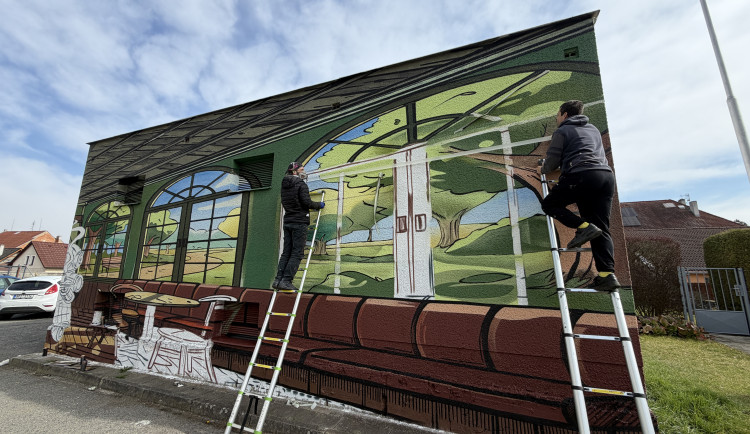 Na fasádě trafostanici vytvořili umělci kavárnu s výhledem do přírody a robotickou servírkou
