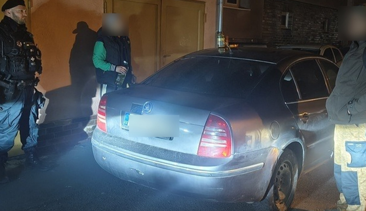 Řítil se nočními ulicemi s rozbitými světly, strážníkům pak na sebe vše naprášil