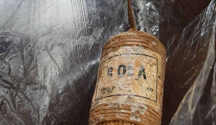 Seniorka přinesla policistům granát z druhé světové války. Měla ho v kabelce