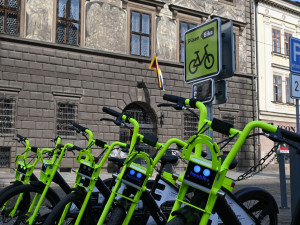 O sdílená elektrokola byl v prvním týdnu provozu obrovský zájem. Padaly také pokuty