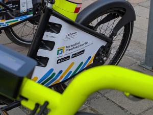 O sdílená elektrokola byl v prvním týdnu provozu obrovský zájem. Padaly také pokuty