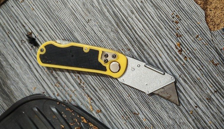 Tímto nožem si snažila žena ublížit