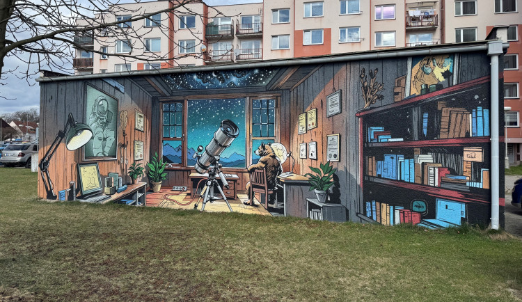 Pohled do garáže, ateliéru i observatoře. Graffiti mění trafostanice v umění