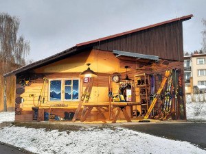 Pohled do garáže, ateliéru i observatoře. Graffiti mění trafostanice v umění