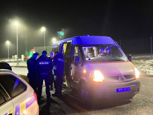 Policie provětrala noční kluby, fabriky i agenturní autobusy. Cílila na cizince