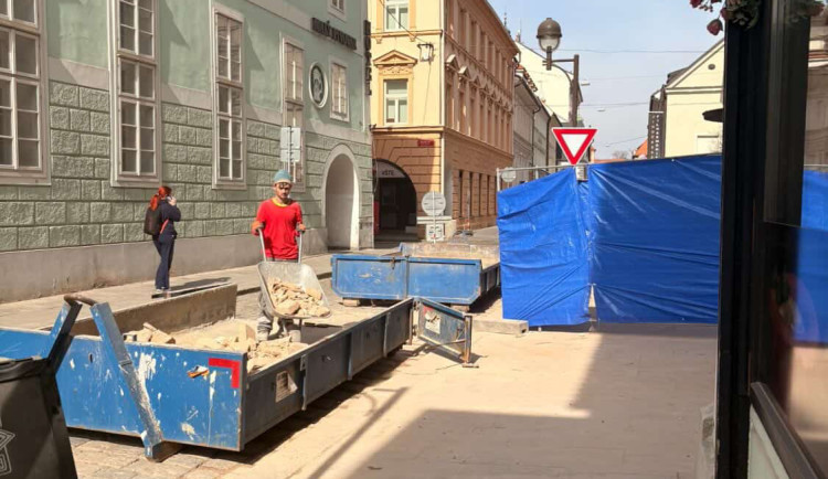 Stavba v centru Budějovic ohrožuje chodce. Z oken padají cihly i sklo