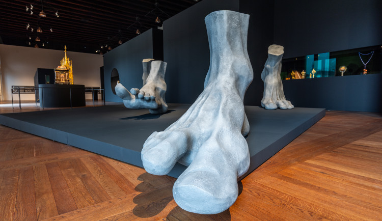 Jízdárna Pražského hradu vystavuje svatovítský poklad doplněný současným uměním